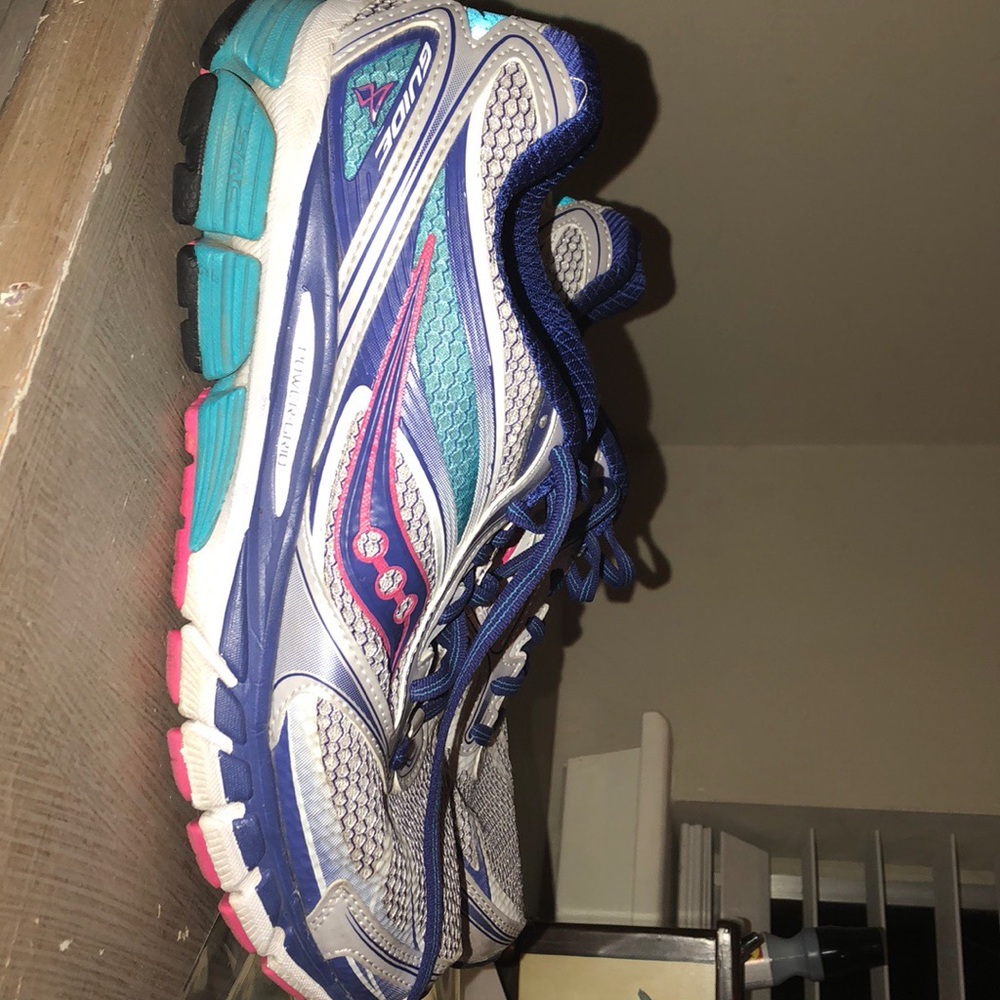Saucony tennis shoes size 9.5!